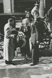 875564 Afbeelding van Tiny Luining die uit een koets stapt voor het Stadhuis (Stadhuisbrug 1) te Utrecht, voor haar ...